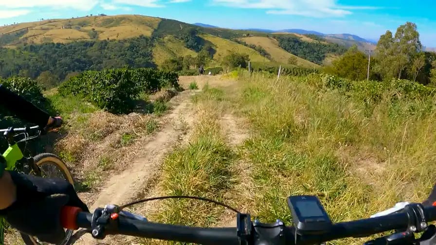 Pedal de MTB entre os cafezais e morros verdes do Circuito das Águas